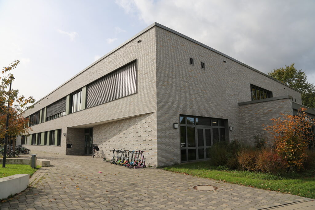 Außenansicht des Schulgebäudes mit moderner Architektur und großen Fenstern.